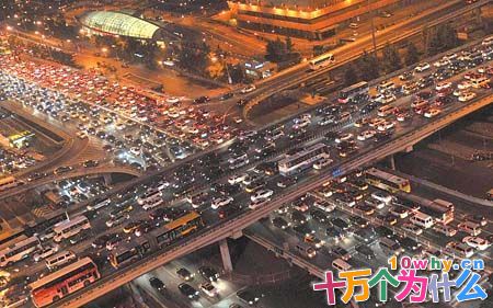 为什么城市里会堵车