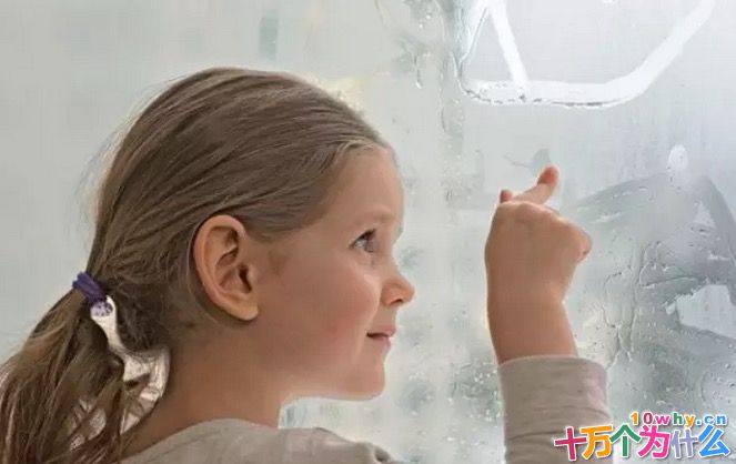 镜子上的手指绘图哈一口气后又出现了