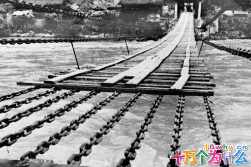 飞夺泸定桥之战中,为何敌军只是拆除了木板不弄断铁索呢?