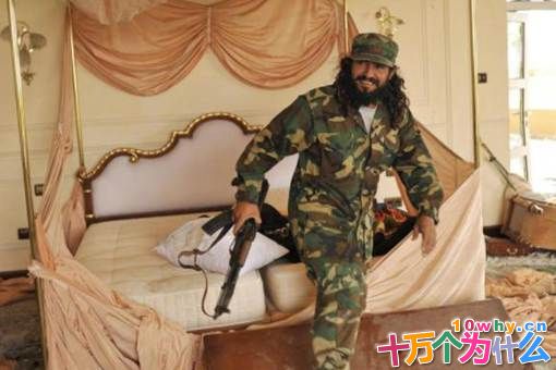 卡扎菲死后利比亚是怎么安葬他的?