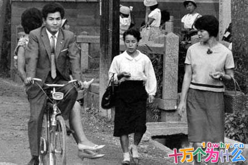 麦克阿瑟离开日本时为何日本民众念念不忘?麦克阿瑟控制日本的6年里做了什么?