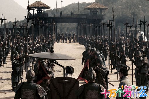 刘备把兵权交给李严,为什么诸葛亮还能领兵?