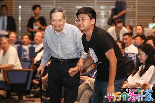 物理学家杨振宁与爱因斯坦有什么关系?杨振宁对我国有哪些贡献?