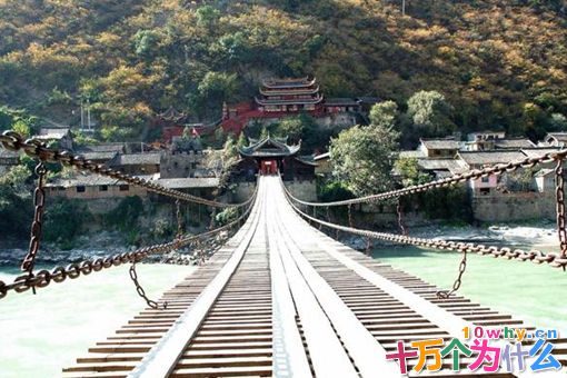 飞夺泸定桥之战中,为何敌军只是拆除了木板不弄断铁索呢?