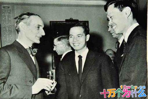 物理学家杨振宁与爱因斯坦有什么关系?杨振宁对我国有哪些贡献?